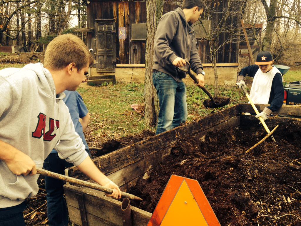 KSigBucknell's tweet photo. The brothers help support local businesses in the #DayofService @KappaSigmaHQ http://t.co/8Ykv37joUH