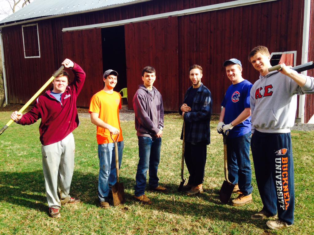 KSigBucknell's tweet photo. The brothers help support local businesses in the #DayofService @KappaSigmaHQ http://t.co/8Ykv37joUH