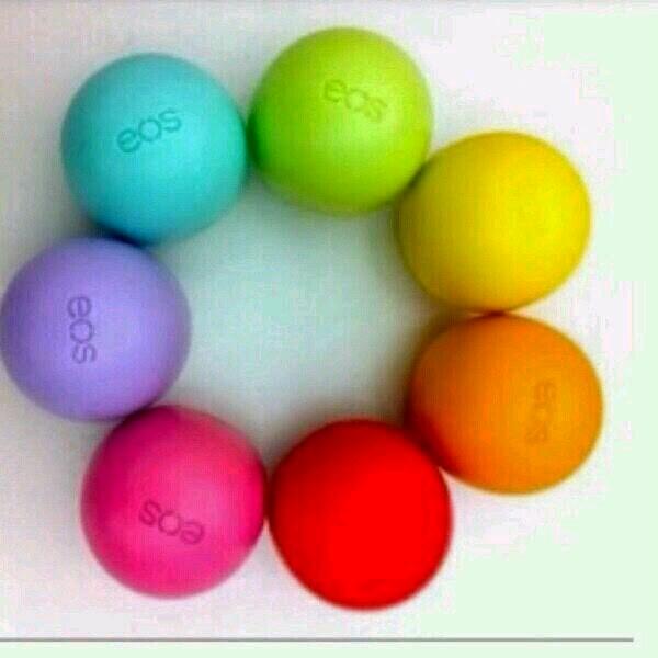 brttnvl18's tweet image. I actually use @eos everynight after I brush my teeth. It keeps my lips soft, and f #NightFix goo.gl/hNljNh