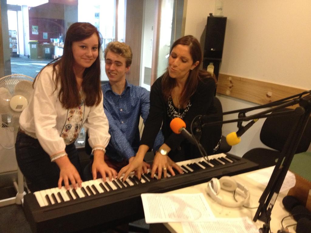 SBNyouthmedia's tweet photo. #Music Matters with @FrankDixon12, Joanne Paladino @MianiRose keys got a bit crowded! #radio #melbourne http://t.co/08ni7KtMbS