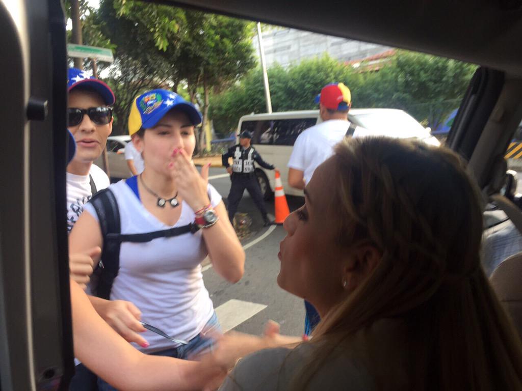 liliantintori's tweet photo. El abrazo del venezolano nos lleva hasta el fin del mundo por la Libertad! #CumbreDeLasAmericas http://t.co/QRE8ZlTAP8