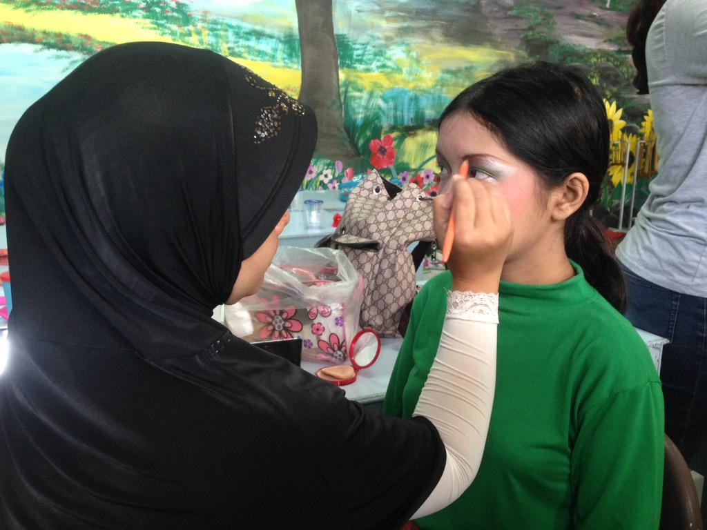 DanceBL's tweet photo. inez lagi di make up sama bu dessy nih.. http://t.co/h7bFSajfVN