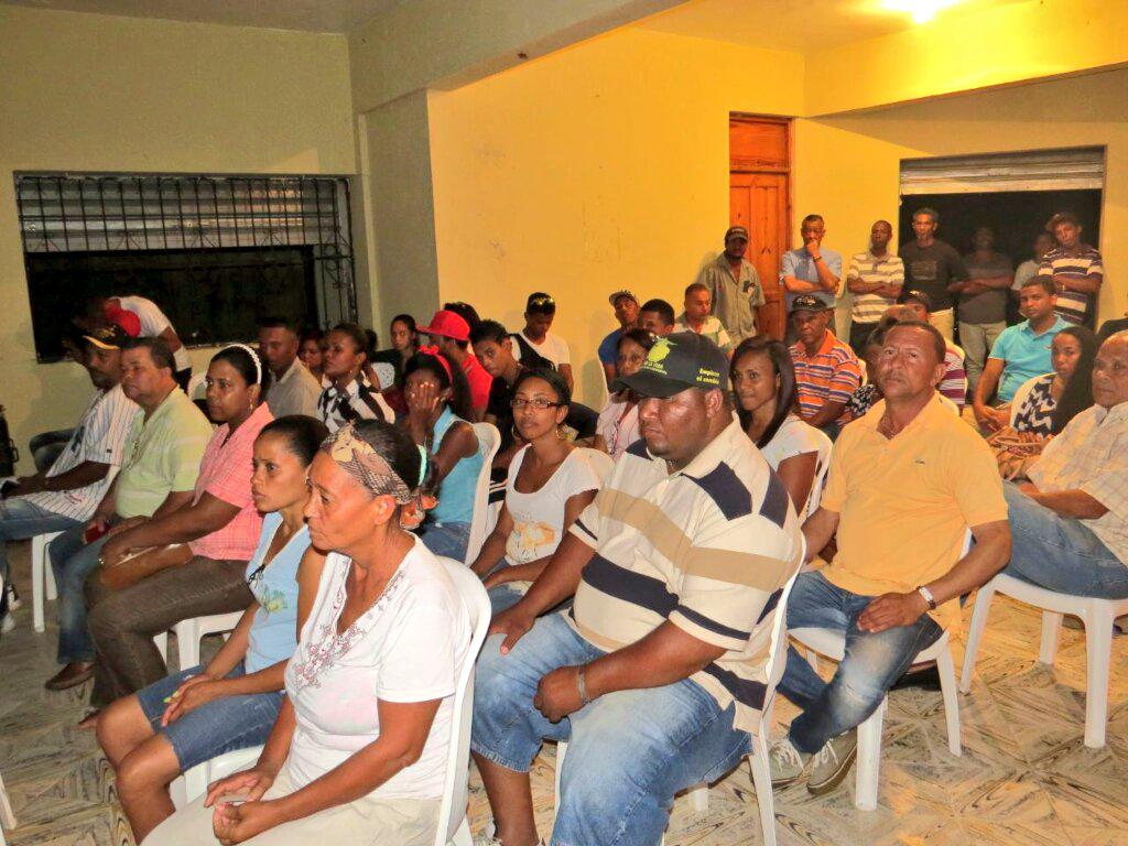 luisitohigh's tweet photo. Asamblea con dirigentes del proyecto Jesús cabrera diputado #TEMO presidente en la comunidad de cangrejo montellano.. http://t.co/2D6LLMbj4o