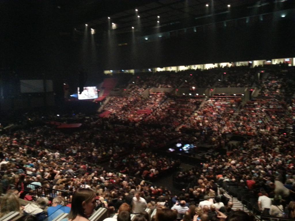 sassyrena87's tweet photo. Overwhelmed by the presence of the Lord #ChrisTomlin #LoveRanRedTour http://t.co/Bb50MNQXVy