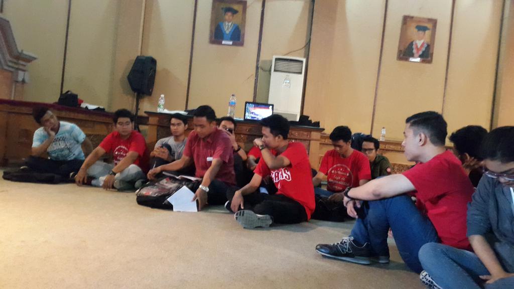 RPPS_UMCC's tweet photo. Pagi ini sedang berlangsung rapat teknis untuk Internal Mooting UMCC FH Unud 2015 http://t.co/TPS0rm4Hgb