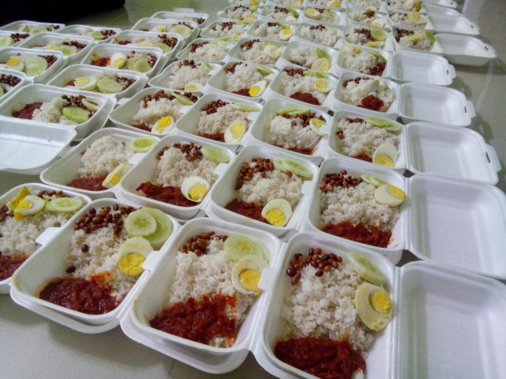 knisazakii's tweet photo. 150pax for homeless today! #tnlp #saturday #teammasakpower http://t.co/u2rWfzI3uM