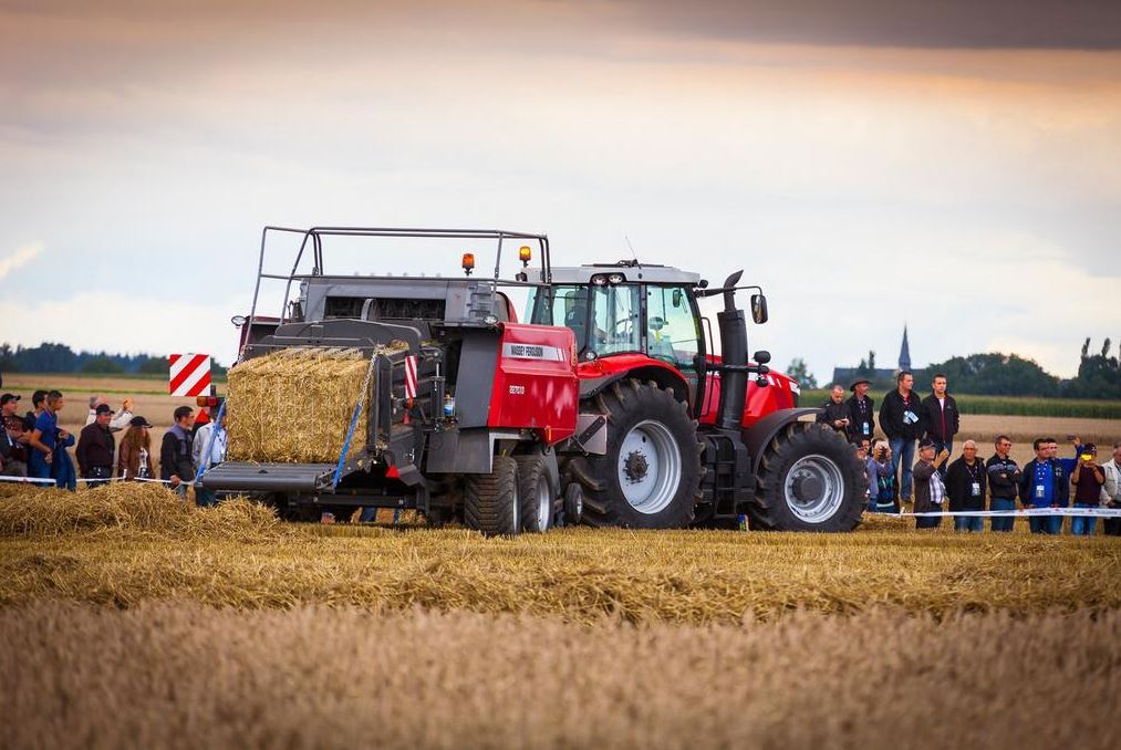 Massey Ferguson Official Our Impressive Mf 2270 Xd Large Square Baler Demonstrating What It Can Do In The Field At Mfvision Last Year Http T Co 7xickqsjmb