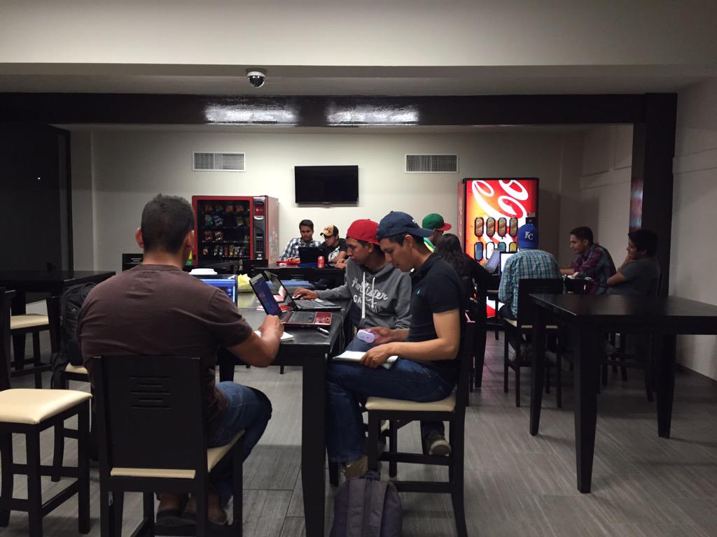 UNIPECDGO's tweet photo. Desde el 1erVC no se veía algo así, siguen trabajando en gabinete #VinculoComunitario http://t.co/w9H9ZpDkYS