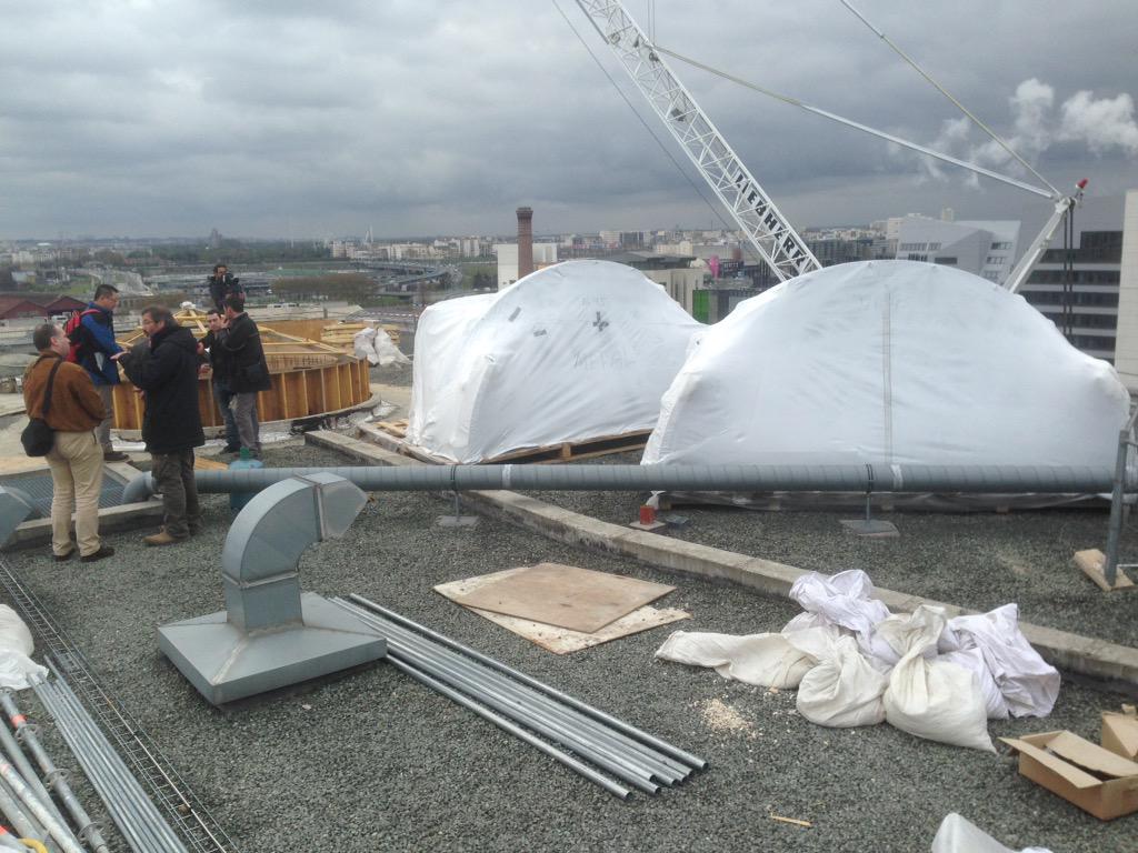 Ça y est! Coupole déposée par grue sur terrasse Lamarck Observatoire @ParisDiderot, reste plus qu'à la monter!!! <a href="/CEA/">CTA</a>