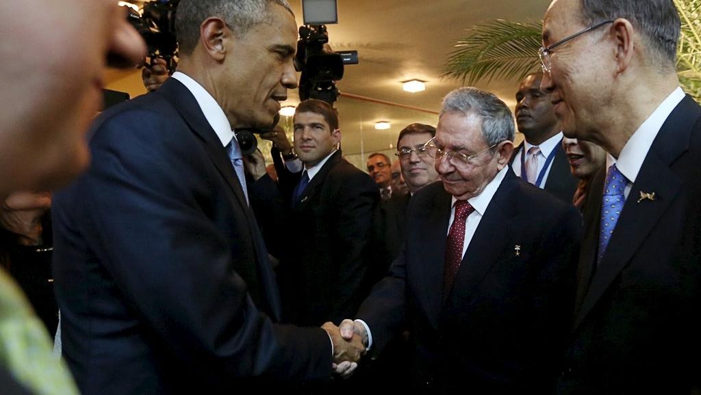 RFI's tweet photo. La poignée de main entre Castro et Obama en ouverture du sommet http://t.co/f1NdVmuMVa http://t.co/gCNLq3g4BD