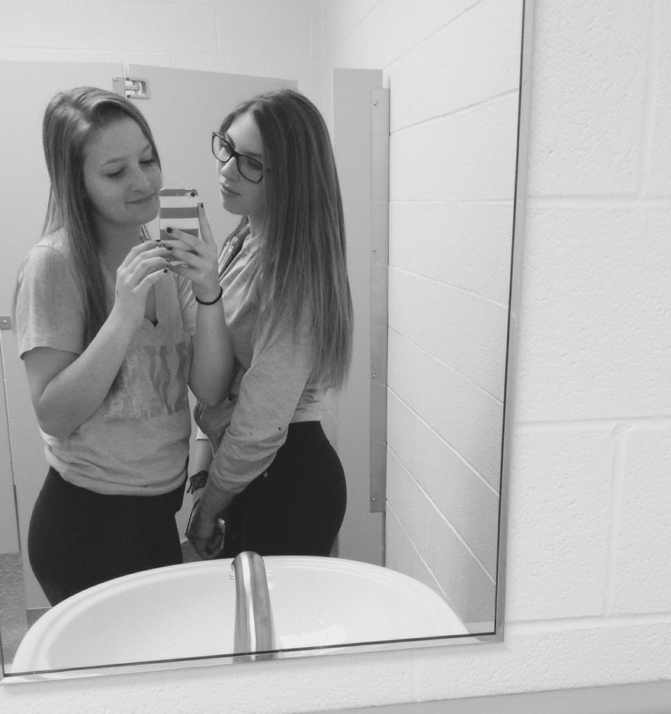 TeannaKavanagh's tweet photo. In honor of being bestfriends for a year today💖 http://t.co/FxXyF5G0Vx