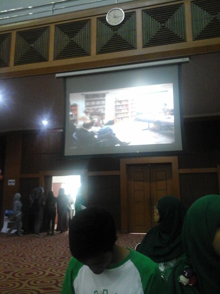 UINityBiofest's tweet photo. Pemutaran video bang @fuadi1 seruuuu #MiladHIMBIO12 #MiladHIMBIO12 #MiladHIMBIO12 http://t.co/tvM0PObIUE