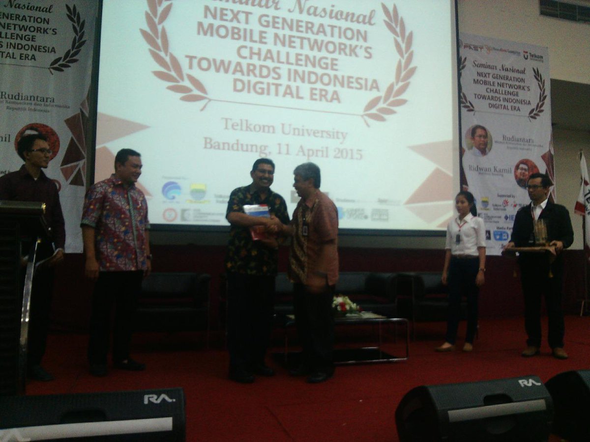 Aksara_TU's tweet photo. [LT] penyerahan plakat kepada Dr.Ir. Ismail Ahmad oleh pihak @mobilecommlab http://t.co/FZ2fKnWXnE
