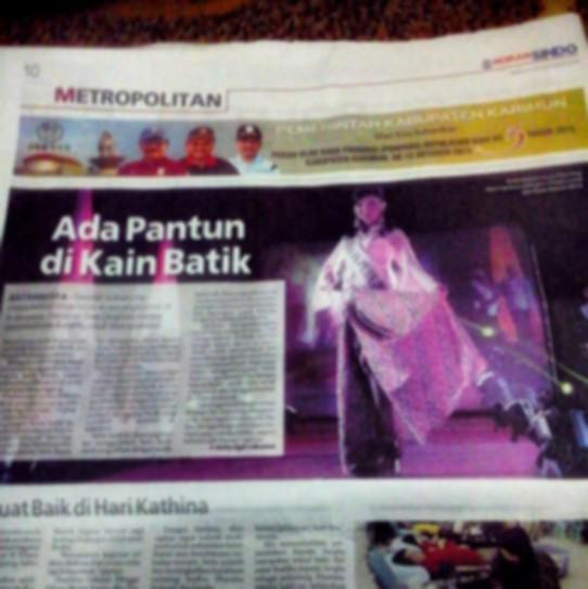 siolive_27's tweet photo. ka Olive S.Pd @siolive_ #siolive_ masuk koran waktu catwalk batik di hari batik yg lalu..kalian udah baca belum hayoh http://t.co/wDAvNlz32K