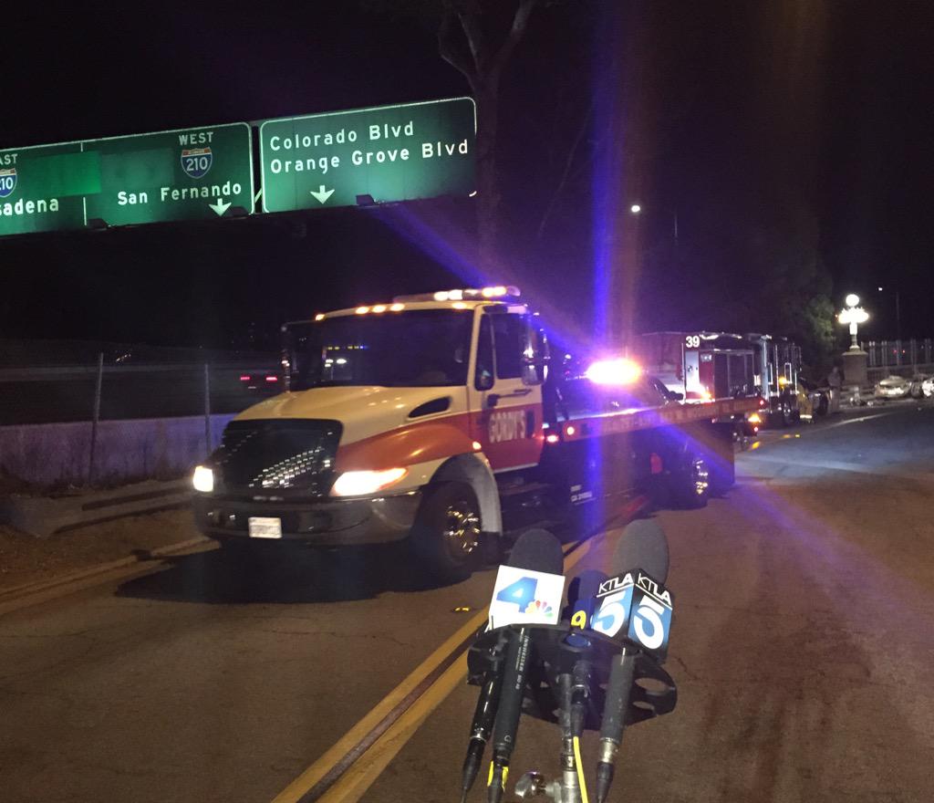 Broadcast_Bev's tweet photo. Awaiting #CHP statement on #ColoradoBridge pursuit crash as tow truck arrives to clear wreckage. 4 hurt. @NBCLA http://t.co/wR1vUrb0Nz