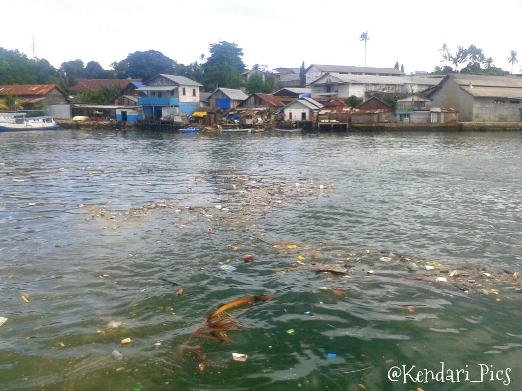 Kendari_Pics's tweet photo. Sampah di Teluk Kendari. Itu bkan sampahmu ji toh? Ayolah, jaga kbersihan teluk kta. @kendari_online @Kendari_UPDATE http://t.co/zj92Of0maK