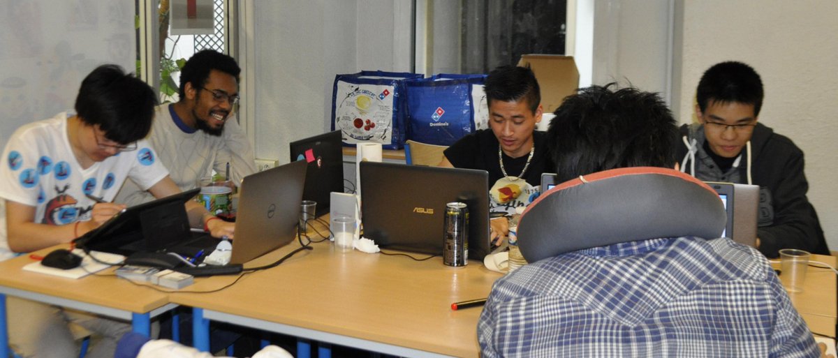 _ValPlr's tweet image. Ap une nuit blanche,pause ptit déj et les équipes se remettent au travail #HTML5GAMEJAM à @ecolemultimedia #jeuxvideo