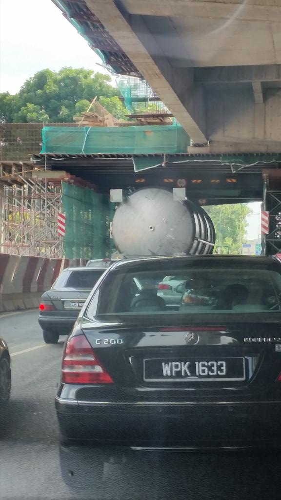 vichjy's tweet photo. Main place usj 21 exit at lrt construction site. Bloody irritating truck drivers. http://t.co/J3xQo5Gsu6