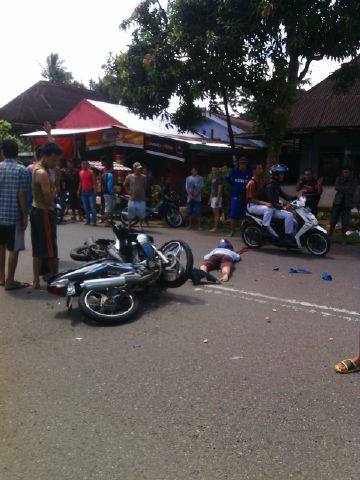 InfoLinggau_'s tweet photo. #News Kecelakan sepeda motor, korban meninggal di tempat. Lubuk Tanjung http://t.co/EP7HyStw1z
