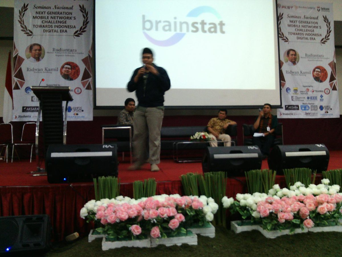 Aksara_TU's tweet photo. [LT] Dodi Qori selaku perwakilan tim Brain Stat mengisi materi seminar. @mobilecommlab http://t.co/qMKifhfxaw