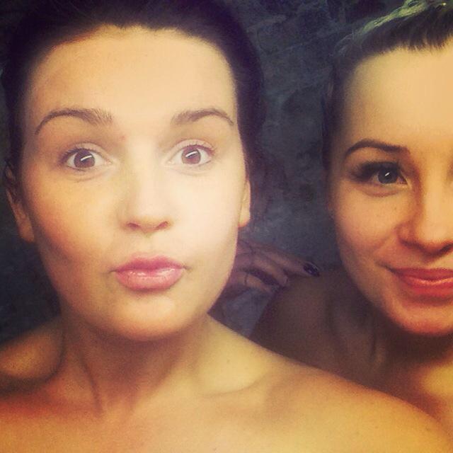 ElizabethHale94's tweet photo. Well the tans are all ready for tonight in a marquee in this weather 😫 #21stparty http://t.co/UZDFJsoJZ0