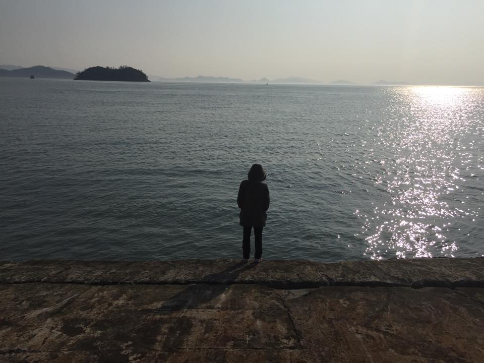paulmun21's tweet photo. 팽목항에서 미디어몽구. "팽목항도 봐 주세요. 세월호 실종자 허다윤 학생 엄마가 바닷물 만지며 울고 계십니다. 분하고요. 아픕니다. 여긴 1년전 모습 그대로 입니다." http://t.co/wsWeYjGE59