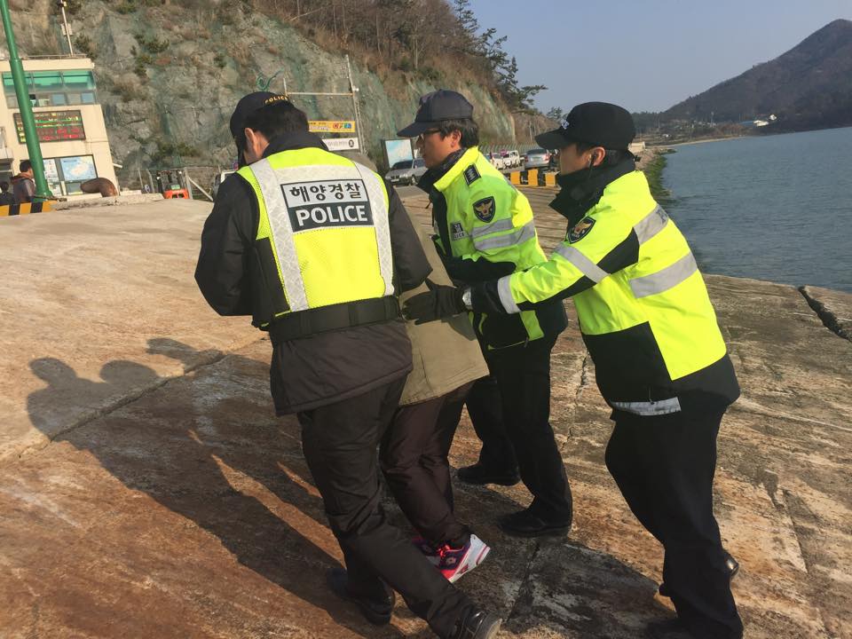 paulmun21's tweet photo. 팽목항에서 미디어몽구. "팽목항도 봐 주세요. 세월호 실종자 허다윤 학생 엄마가 바닷물 만지며 울고 계십니다. 분하고요. 아픕니다. 여긴 1년전 모습 그대로 입니다." http://t.co/wsWeYjGE59