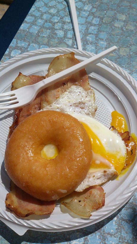 prixella's tweet photo. @RobinFoodT5 esto si que es una #guarrindongada #congarrote @Donuts_es con huevo y beicon http://t.co/OZa4wtJdLF