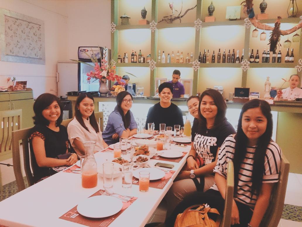johnleryJL's tweet photo. High school all over again 🎓 @czarrmaine @GEEZYbelle @mariatherese_ @dhianeaballe @maibonje #dereka http://t.co/sCh51Us9Et