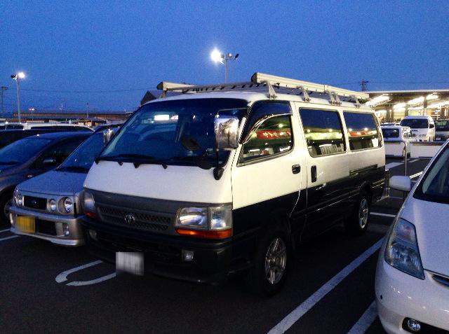 Y30vip 見るたんび思うんだけどさ 紺と白のツートンカラーの100系ハイエースっていつもパトカーと見間違う でも比べるとそんなでもないねw Http T Co Vcvgpedz3h Twitter