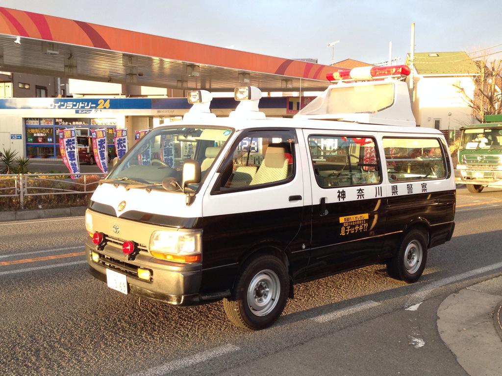Y30vip 見るたんび思うんだけどさ 紺と白のツートンカラーの100系ハイエースっていつもパトカーと見間違う でも比べるとそんなでもないねw Http T Co Vcvgpedz3h Twitter