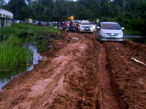 kabarkobar's tweet photo. Jalan poros Pangkalan Bun Kotawaringin Lama Ditutup http://t.co/j5Dujdvdoo cc @PangkalanBun310 http://t.co/ZKL9VjpSCz