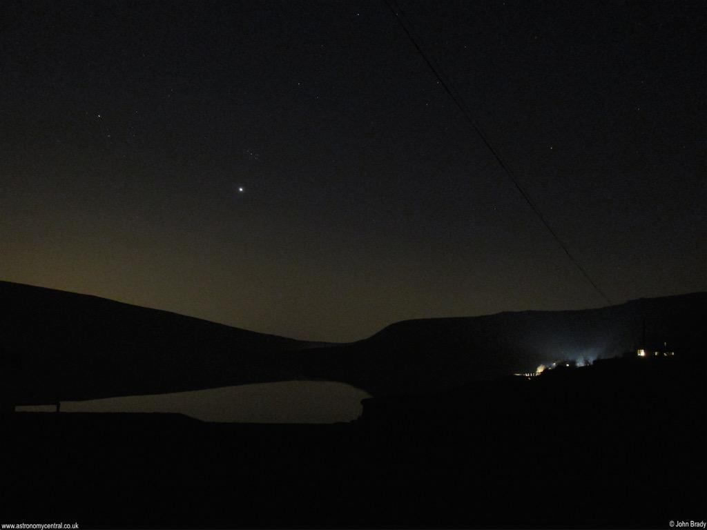 AstronomCentral's tweet photo. Venus and the Pleiades, Widdop reservoir, Dunstop Bridge 9th April @PeoplesAstro @fcain @Avertedvision http://t.co/CSPDfD216n