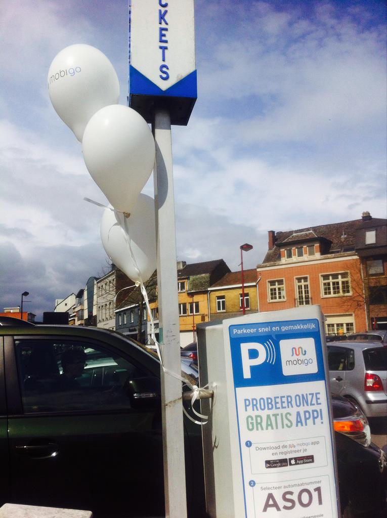 mobigo_be's tweet photo. Kick off van de Mobigo-promo in Asse. Balloons here, balloons there, balloons everywhere. #Asse #parkeren #newapp http://t.co/d0ZnyFak1M