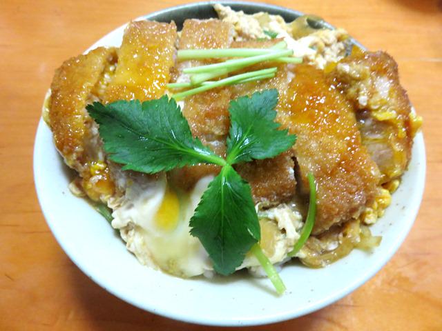 神田武郎 珍しく自作カツ丼 丼つゆは 宗田節と利尻昆布の出汁６に対して濃口醤油１ ５ 味醂１ 酒１の割合 カツはレアで揚げて余熱調理 Http T Co K5bx1buafo