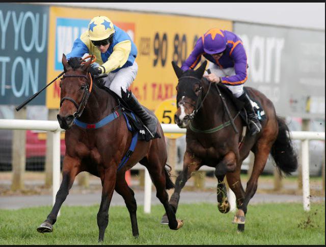 Mk8905's tweet photo. #littlekingrobin ❤️🐎❤️🐎 5.10 Aintree, all in good form and excited !! http://t.co/ZZXxcDeNNB