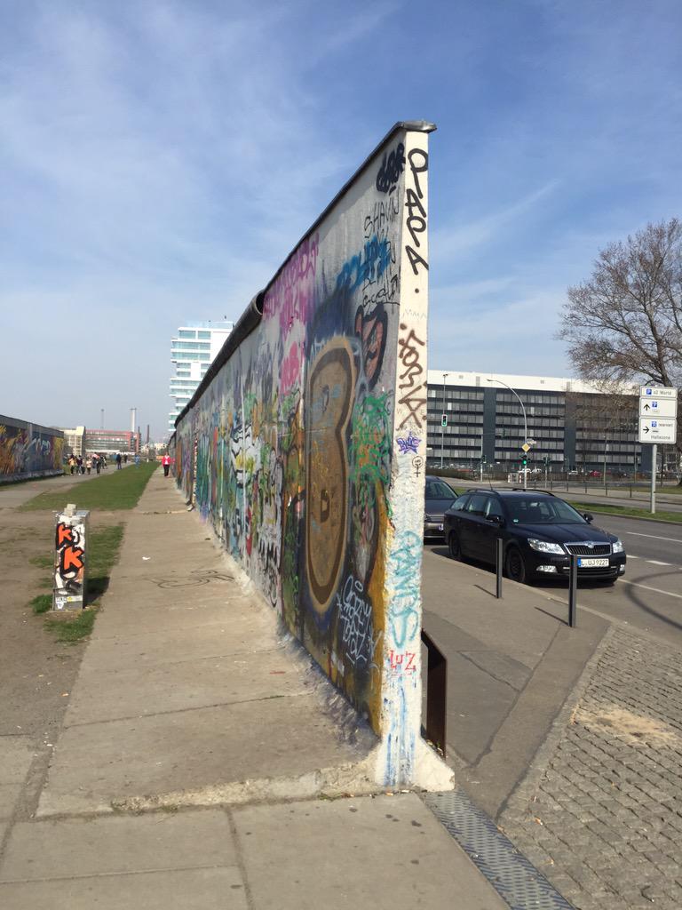 MarLamola's tweet photo. Berlino - una parte di muro a ricordare "la barriera che fino a pochi anni fa" divideva vite, persone, sogni. http://t.co/EZtE7udZSi