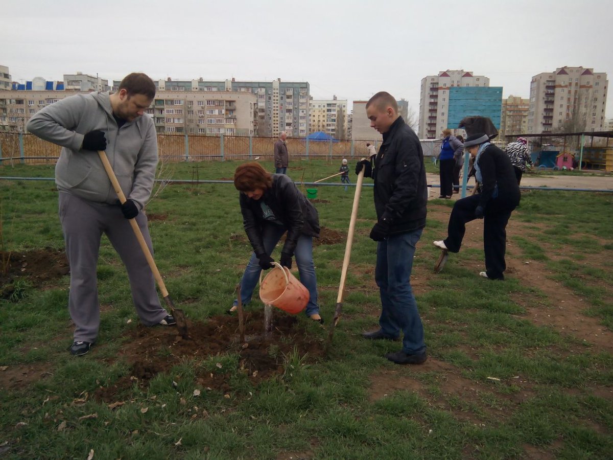 11Evgeniya11's tweet photo. #minsoc Спец. центра #mincospriv на субботнике в ГКОУ АО для детей-сирот и детей, оставшихся без попеч. род.Малышок http://t.co/O0wJlhwono
