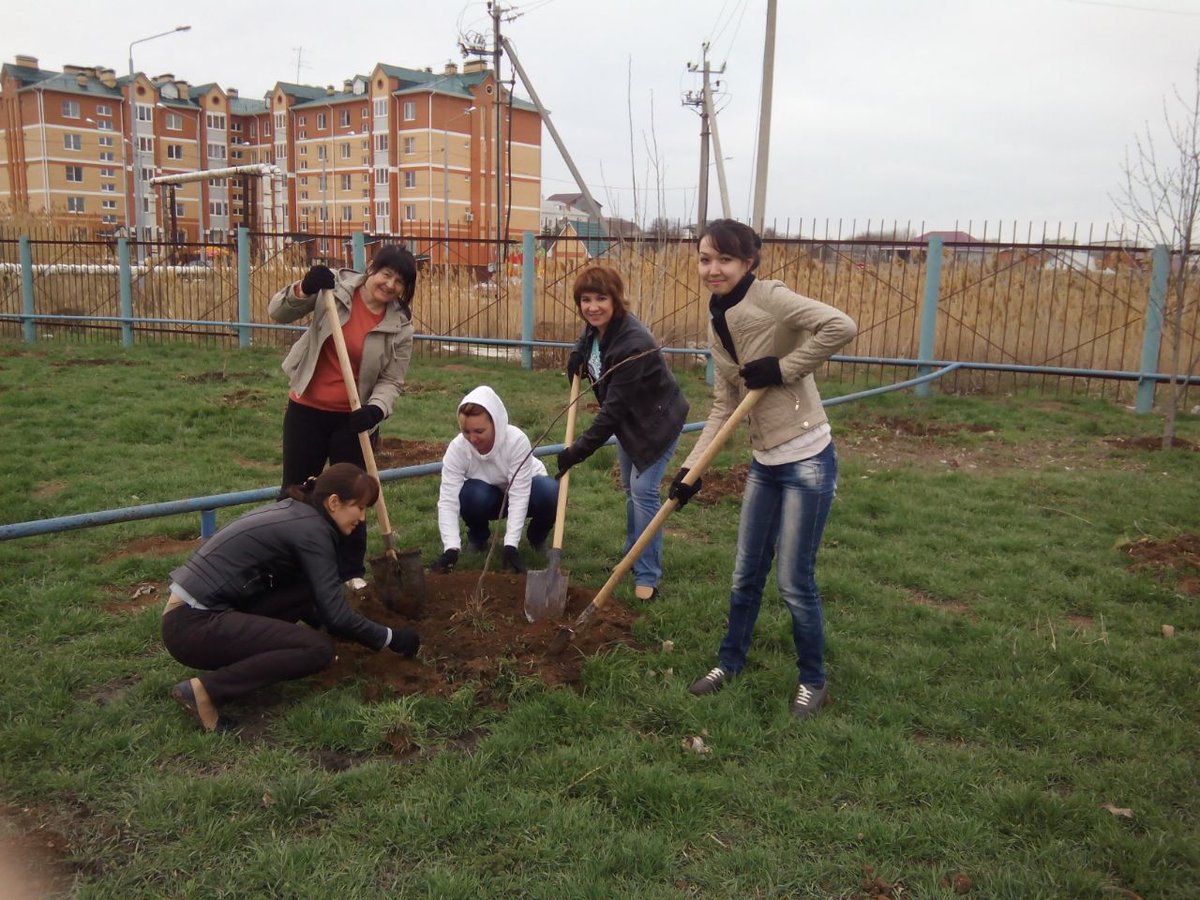 11Evgeniya11's tweet photo. #minsoc Спец. центра #mincospriv на субботнике в ГКОУ АО для детей-сирот и детей, оставшихся без попеч. род.Малышок http://t.co/O0wJlhwono