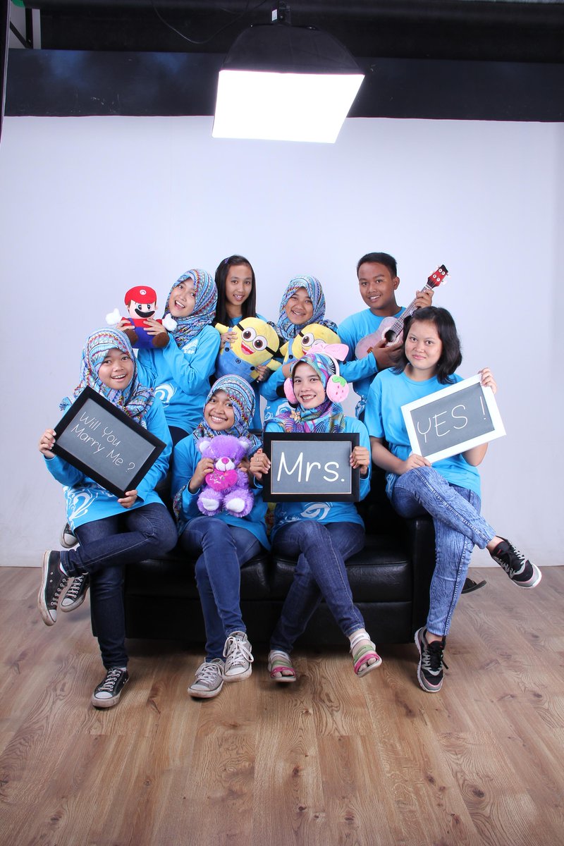 Sitieka14's tweet photo. helloooo @almaaulia09 @Hasnayusri1 @Riskayunita1999 @NonaFerderica {} http://t.co/ZcQCzn0hv6