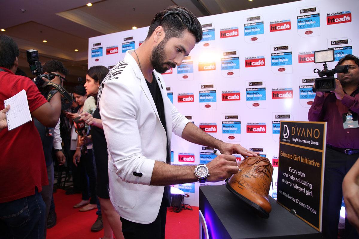 ItsMEJO_'s tweet photo. ๐"@dvanoshoes:@shahidkapoor @dvanoshoes #moststylish2015
Thank you for your time. This will be a beautiful memory. http://t.co/CW5pfOIVx3"