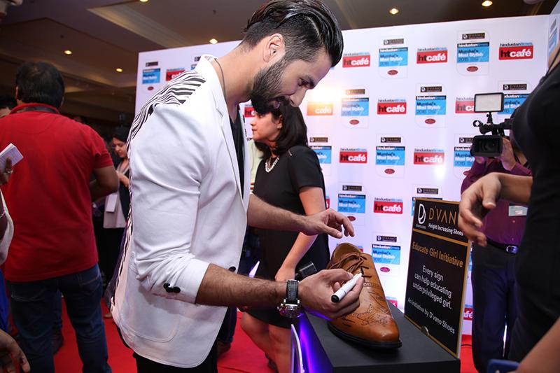 ItsMEJO_'s tweet photo. ๐"@dvanoshoes:@shahidkapoor @dvanoshoes #moststylish2015
Thank you for your time. This will be a beautiful memory. http://t.co/CW5pfOIVx3"