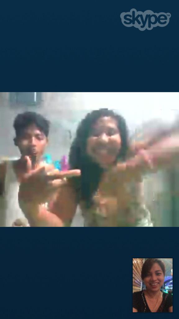 143pinkparis's tweet photo. The Bitch and the Jerk. #PoorCamera hahahaha! @DaphneCadarao @L0nimerBalino http://t.co/f5gzRoXn6a