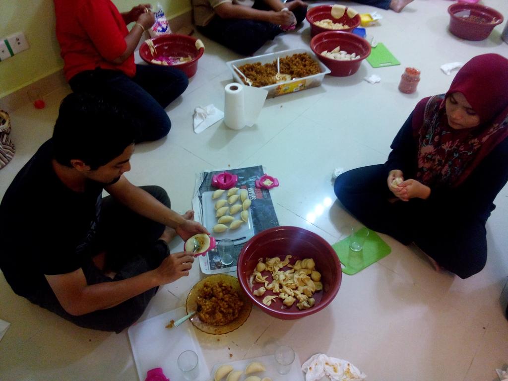 TheNLProject's tweet photo. #nowdoing 200 currypuff for homeless tonight #tnlp #benlineagencies #teamsaturday http://t.co/ZDYDJF3ayO