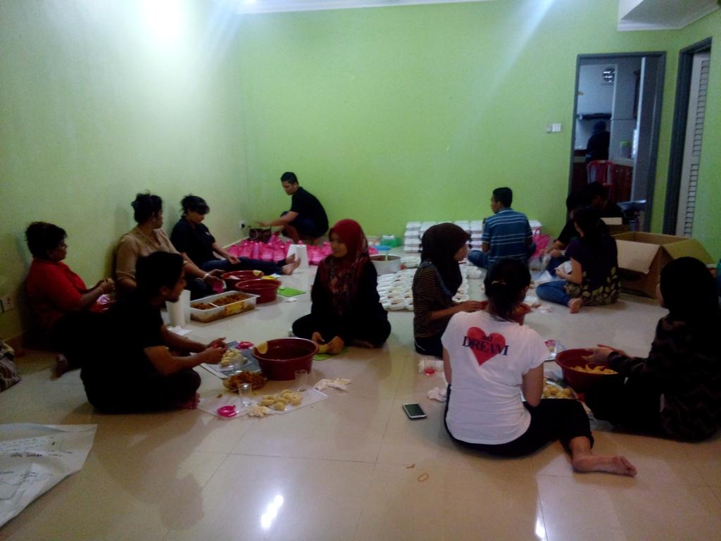 TheNLProject's tweet photo. #nowdoing 200 currypuff and packaging nasi lemak for homeless tonight #tnlp #benlineagencies #teamsaturday http://t.co/pTWLyyB3uD