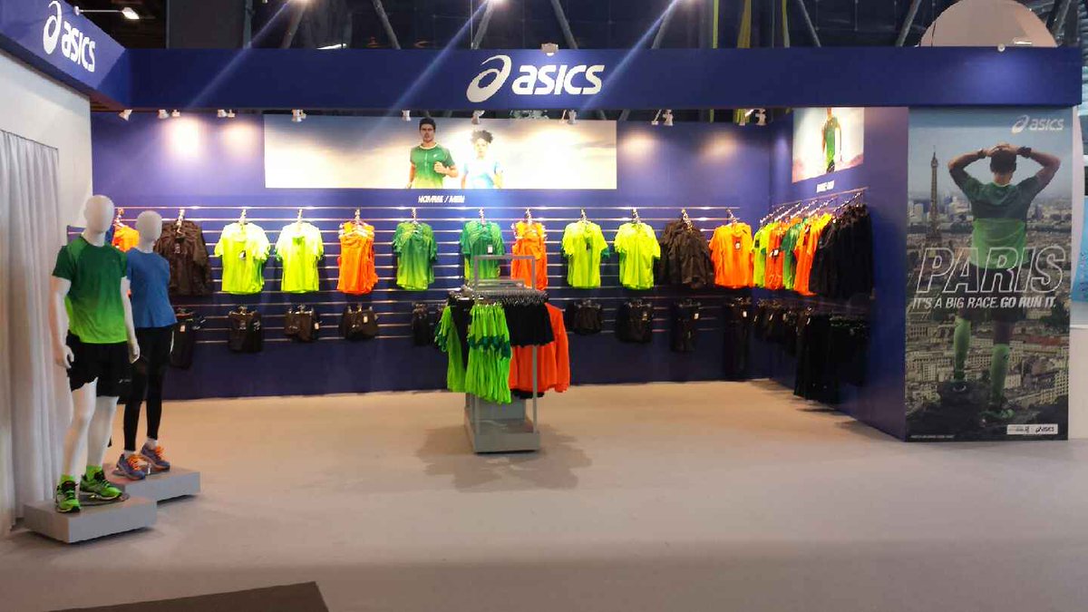 ASICSspain's tweet photo. Así de espectacular luce el stand de París con motivo de su maratón este fin de semana! Its a big world #ASICSGoRunIt http://t.co/WdLXSEStTm