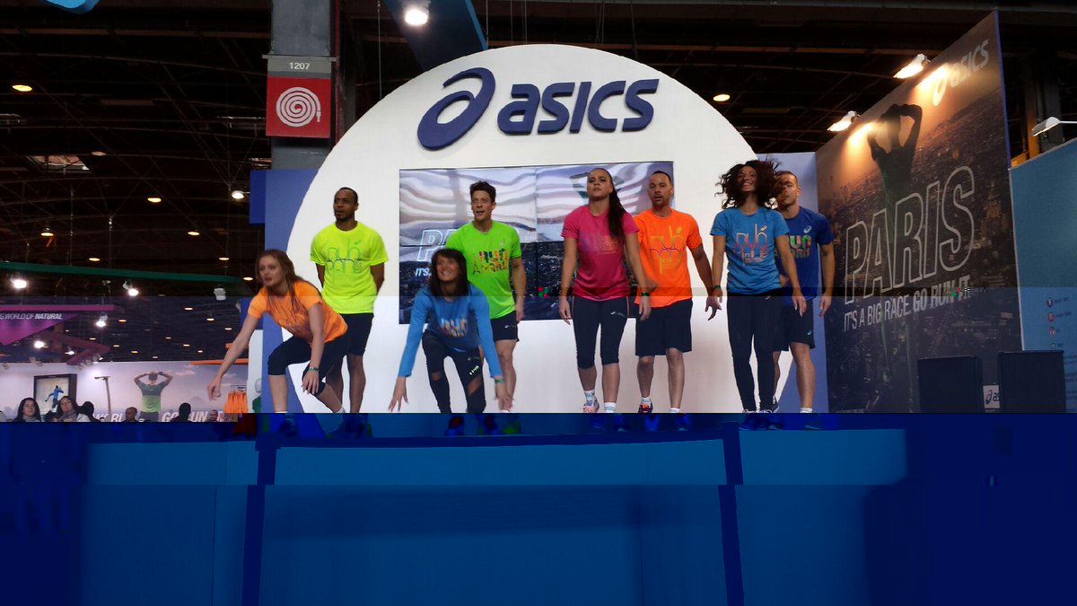 Así de espectacular luce el stand de París con motivo de su maratón este fin de semana! Its a big world #ASICSGoRunIt