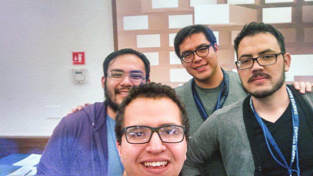 JuanPa's tweet photo. #allnighterselfies #MXHack http://t.co/9nYO3PEPHR
