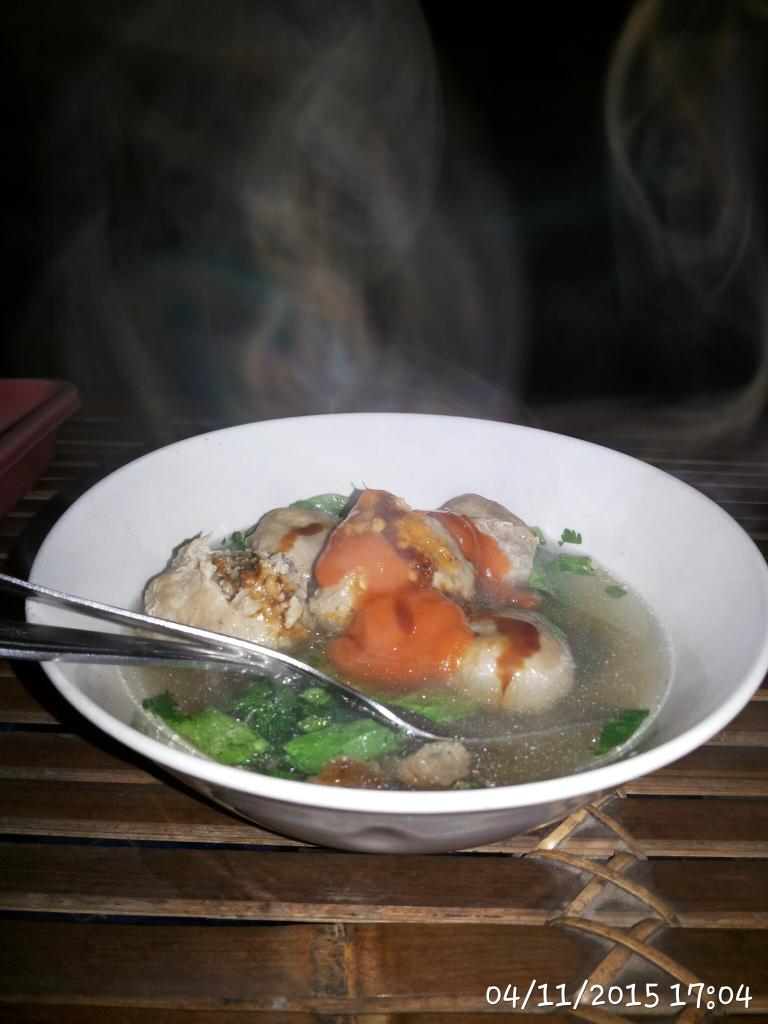 RUSNADI_'s tweet photo. sederhana, hujan begini mampir di warung bakso 😁 http://t.co/FkPD8c2ieg