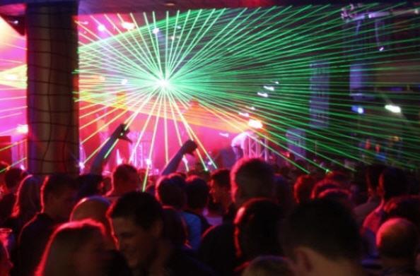 IntervisualLP's tweet photo. Zometeen met @BOEDHAJORDY naar @Evenementenhal #Venray @Pump90_VE de #LASERSHOW opbouwen voor #PumpUpThe90s #put90 http://t.co/lJs8E2kkkw